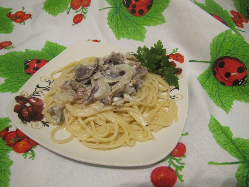 Куриные желудки в сметане