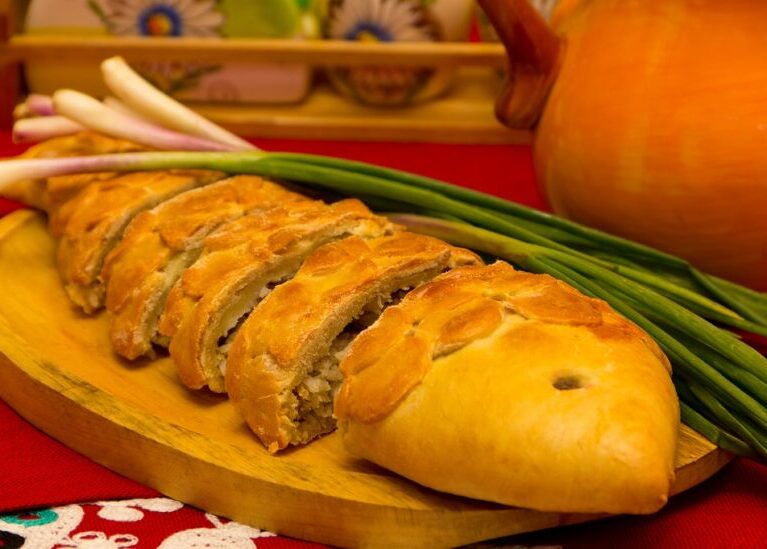 Пирог из лосося с грибами