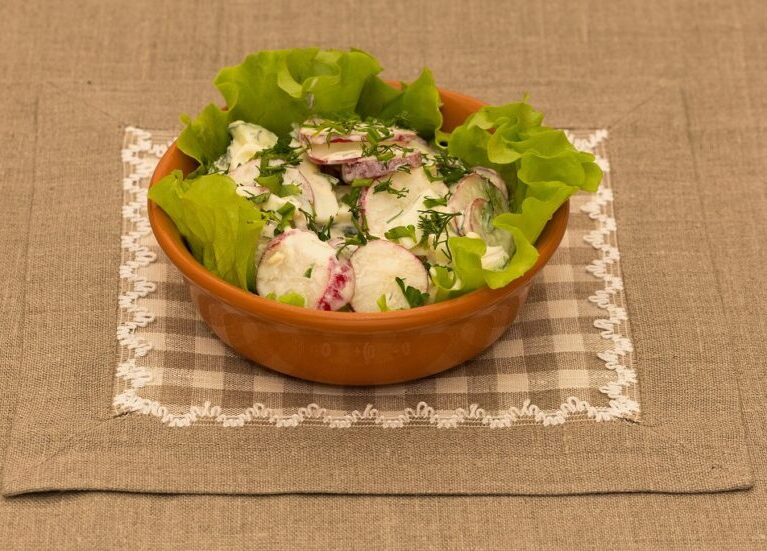 Салат из редиса с огурцом и яйцами
